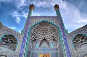 عکسی از مقرنس مسجد امام اصفهان با بک گراند اسمان