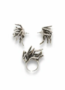 نیم‌ست نقره انگشتر و گوشواره دستساز با بکگراند سفید