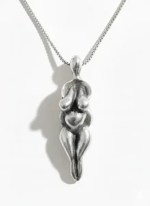 نمای نزدیک از جام زرین حسنلو با نقوش برجسته اساطیری و باستانی ایران در پس‌زمینه مشکی یکدست که جزئیات حکاکی‌های طلایی را با تضاد نوری شدید نشان می‌دهد