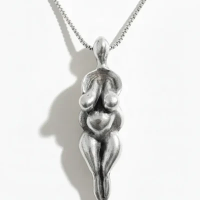 گردنبند نقره دستساز با فرم فیگوراتیو الهه ونوس در پس‌زمینه سفید