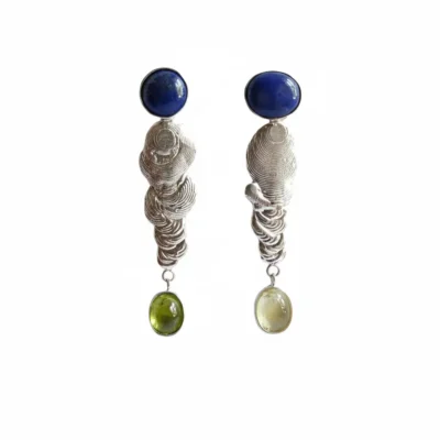 «گوشواره بلند زنانه از جنس نقره با نگین‌های سنگی طبیعی آبی و سبز در پس‌زمینه سفید»