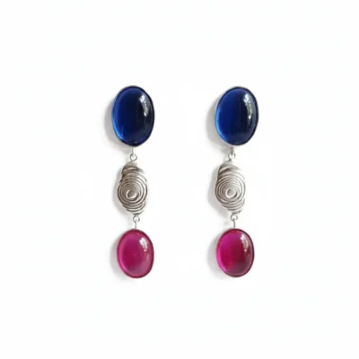 گوشواره نقره آویز با سنگ لاجورد آبی و سنگ جید صورتی درخشان و بخش مرکزی نقره‌ای بافت‌دار