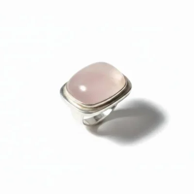 انگشتر نقره زنانه با سنگ بزرگ رز کوارتز صورتی روشن و تراش کبوچان در زمینه سفید