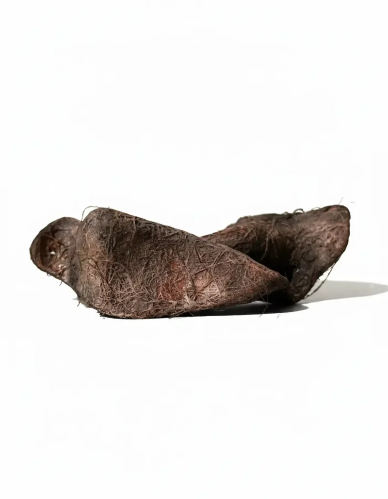 گردنبند هنری پاپیه ماشه با بافت برجسته قهوه‌ای سوخته و فرم پیچ‌خورده انتزاعی در پس‌زمینه سفید