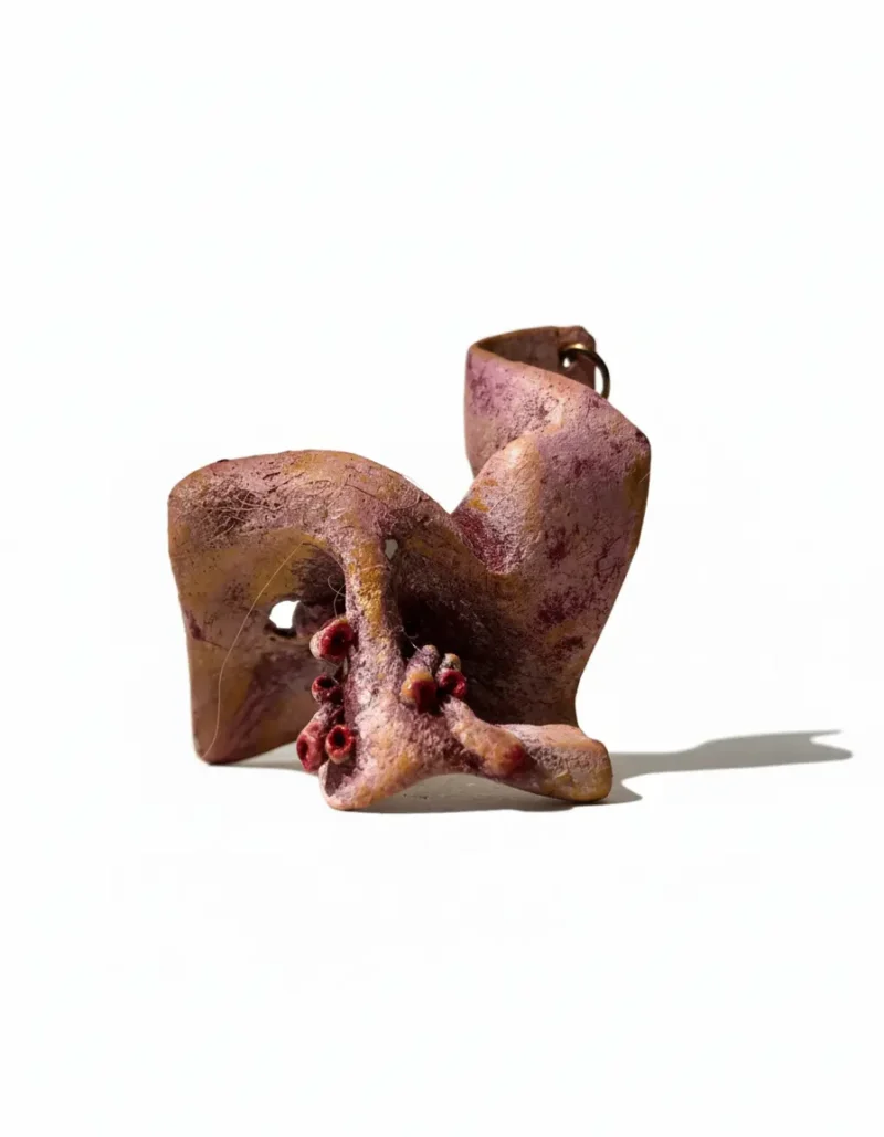 گردنبند دست‌ساز پاپیه ماشه با طرح انتزاعی و رنگ زرشکی و کرم، زیورآلات هنری خاص