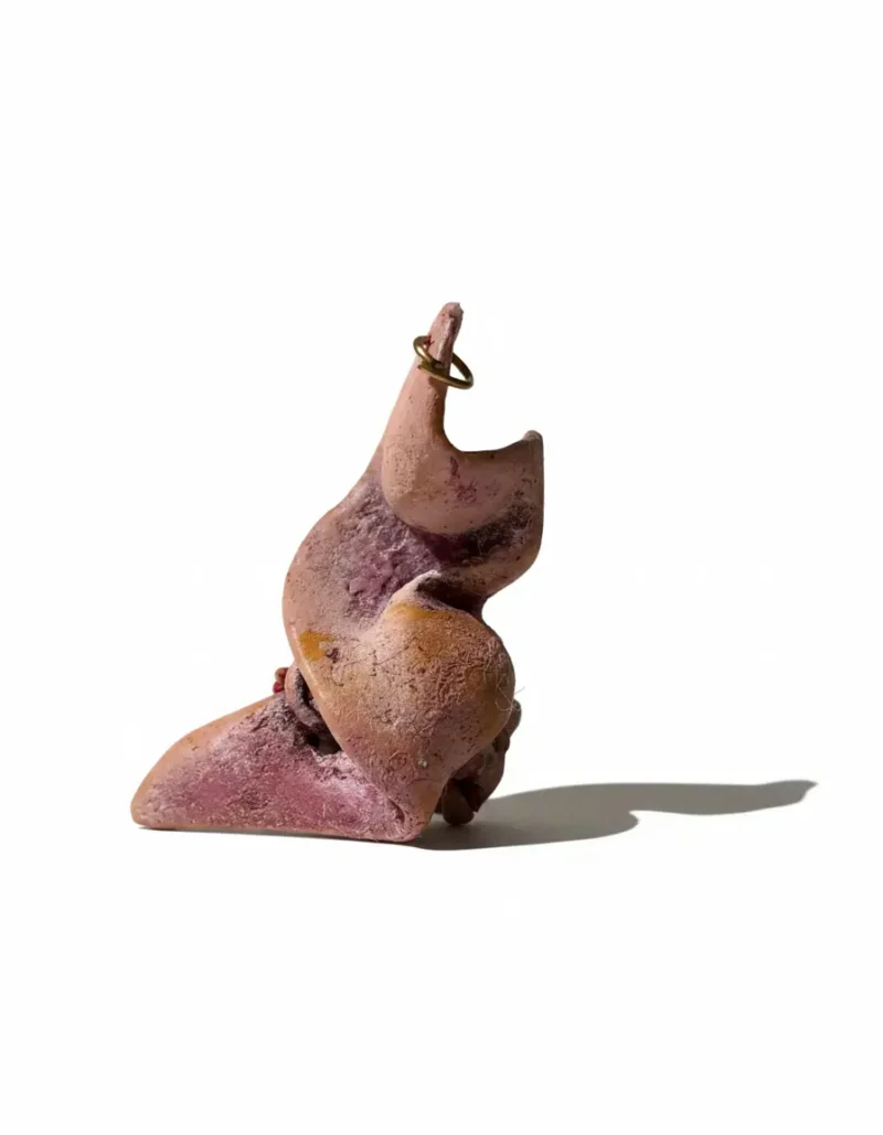 گردنبند دست‌ساز پاپیه ماشه با طرح انتزاعی و رنگ زرشکی و کرم، زیورآلات هنری خاص از زاویه دیگر