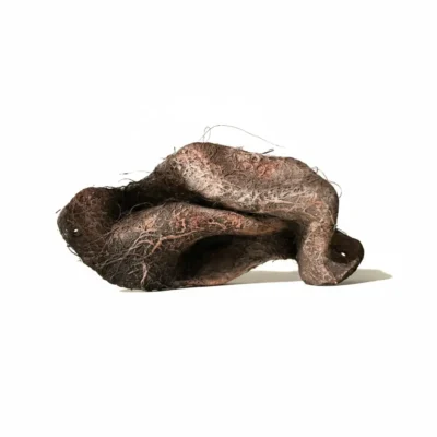 گردنبند هنری پاپیه ماشه با بافت برجسته قهوه‌ای سوخته و فرم پیچ‌خورده انتزاعی در پس‌زمینه سفید