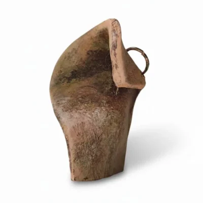 گردنبند دست‌ساز با آویز از جنس پاپیه ماشه و تزئینات موی بز، عکاسی شده در پس‌زمینه سفید برای نمایش بافت و جزئیات هنری.