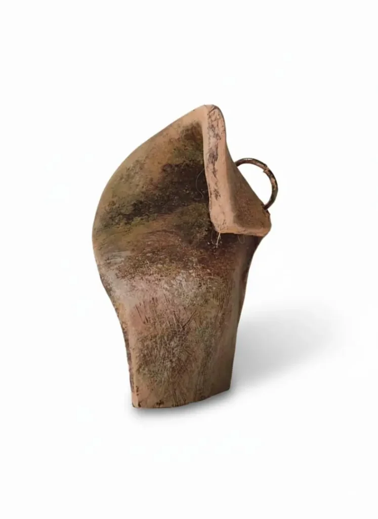 گردنبند دست‌ساز با آویز از جنس پاپیه ماشه و تزئینات موی بز، عکاسی شده در پس‌زمینه سفید برای نمایش بافت و جزئیات هنری.