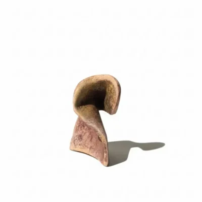 گردنبند دست‌ساز با آویز از جنس پاپیه ماشه و تزئینات موی بز، عکاسی شده در پس‌زمینه سفید برای نمایش بافت و جزئیات هنری.