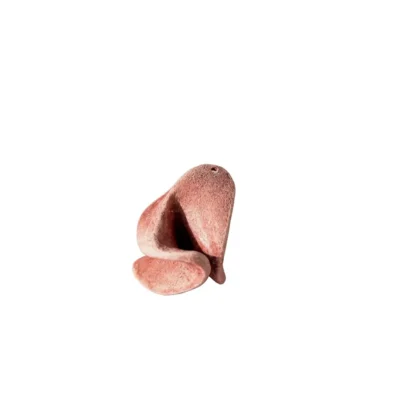 گردنبند کوچک و ظریف پاپیه ماشه با فرم منحنی انتزاعی و رنگ صورتی چرکی/مسی در پس‌زمینه سفید