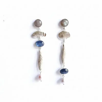 گوشواره بلند نقره دست‌ساز با سنگ آبی و مروارید آویز