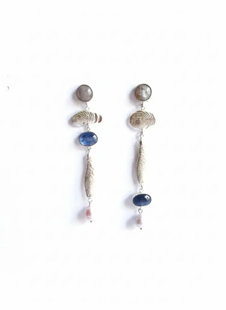 گوشواره بلند نقره دست‌ساز با سنگ آبی و مروارید آویز