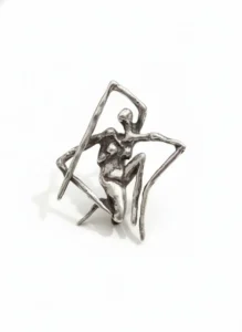 نمای نزدیک از سنجاق سینه نقره دستساز با طراحی فیگوراتیو اثر سونا یداللهی از مجموعه آرتورک در پسزمینه سفید