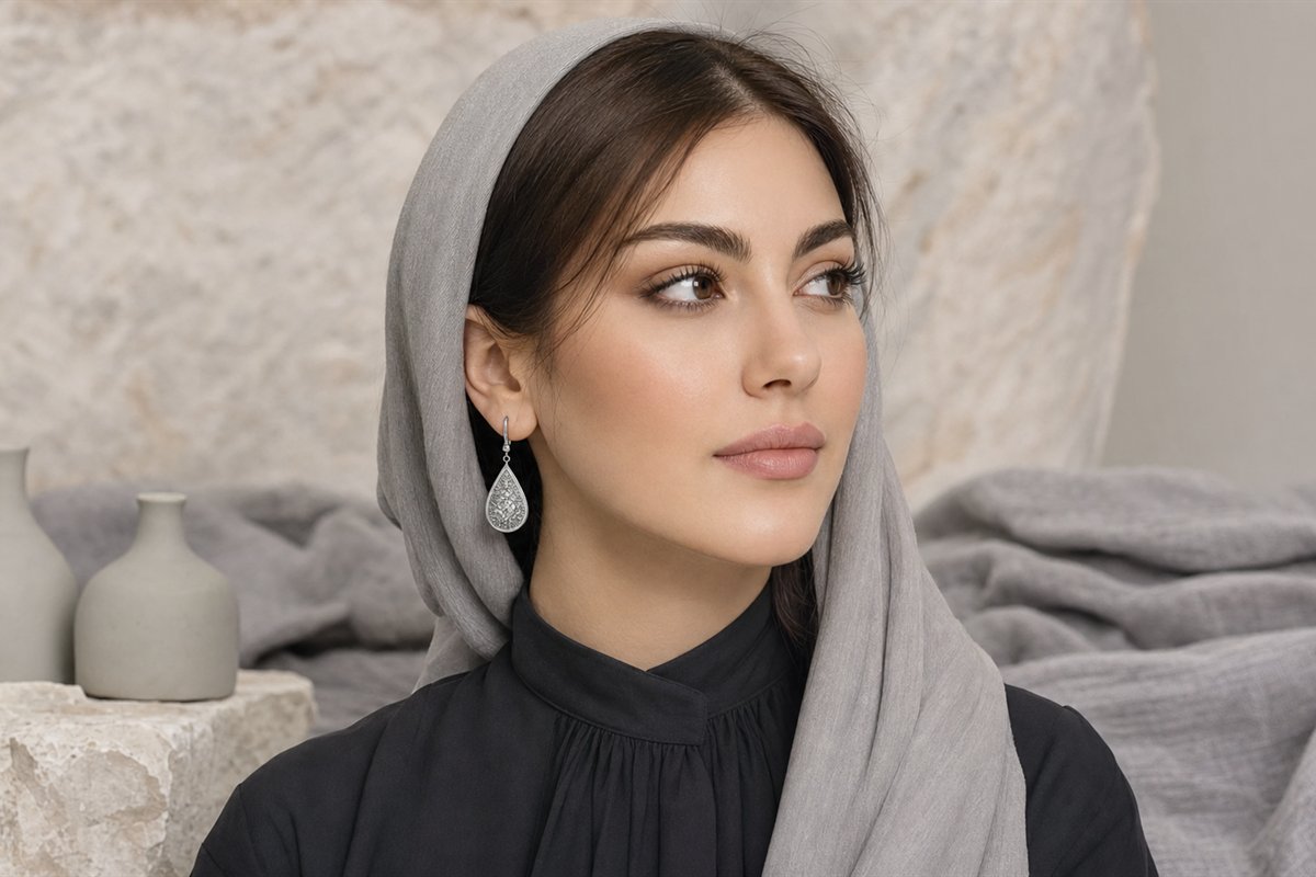 مدل با صورت قلبی و گوشواره قطره‌ای برای متعادل کردن چانه باریک