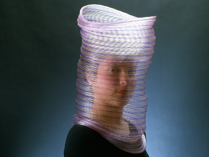 Necklace Veil اثر کارولین برادهد، جواهری از نایلون بافته‌شده که می‌تواند هم گردنبند و هم پرده‌ای ظریف باشد