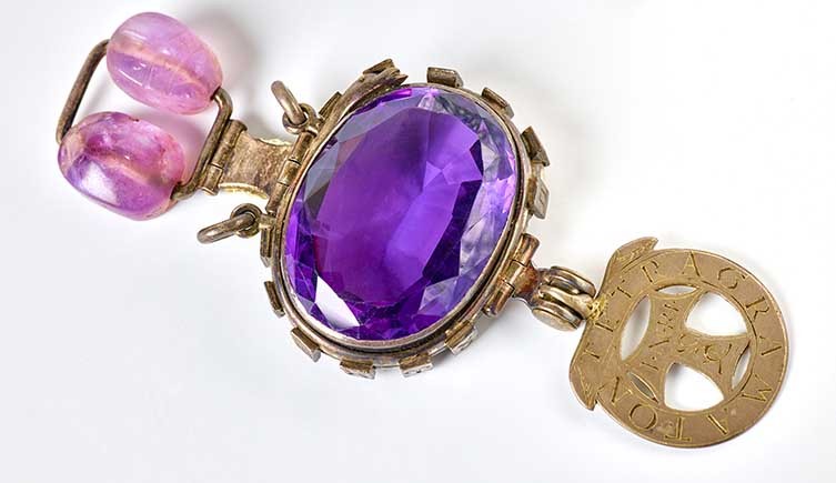 Delhi Purple Sapphire یا آمتیست نفرین‌شده در موزه تاریخ طبیعی لندن