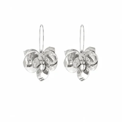 گوشواره ارکیده دست‌ساز از نقره ۹۲۵ با طراحی گلبرگ‌های لایه‌لایه و فرم معاصر