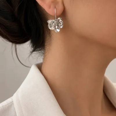 گوشواره ارکیده دست‌ساز از نقره ۹۲۵ با گلبرگ‌های خمیده و طراحی مجسمه‌وار