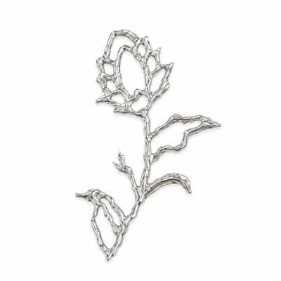 سنجاق سینه نقره دست‌ساز طرح گل با طراحی مشبک