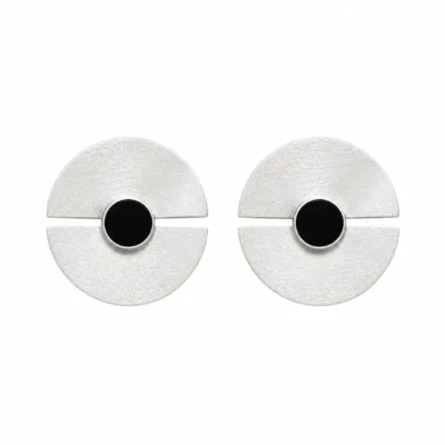 گوشواره دست‌ساز نقره با سنگ عقیق مشکی، طراحی هندسی دایره‌ای و پرداخت مات، مناسب استایل مینیمال و معاصر.